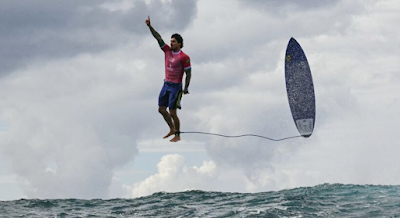 Gabriel Medina protagoniza a foto mais icônica de Paris 2024 (Foto: Jerome Brouillet/ AFP)