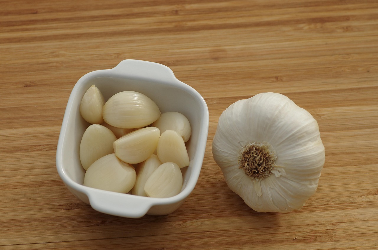 Discover a powerful natural recipe to lower blood sugar fast using garlic, walnuts, green apple, and olive oil. Easy to make, effective, and perfect for diabetes support.
