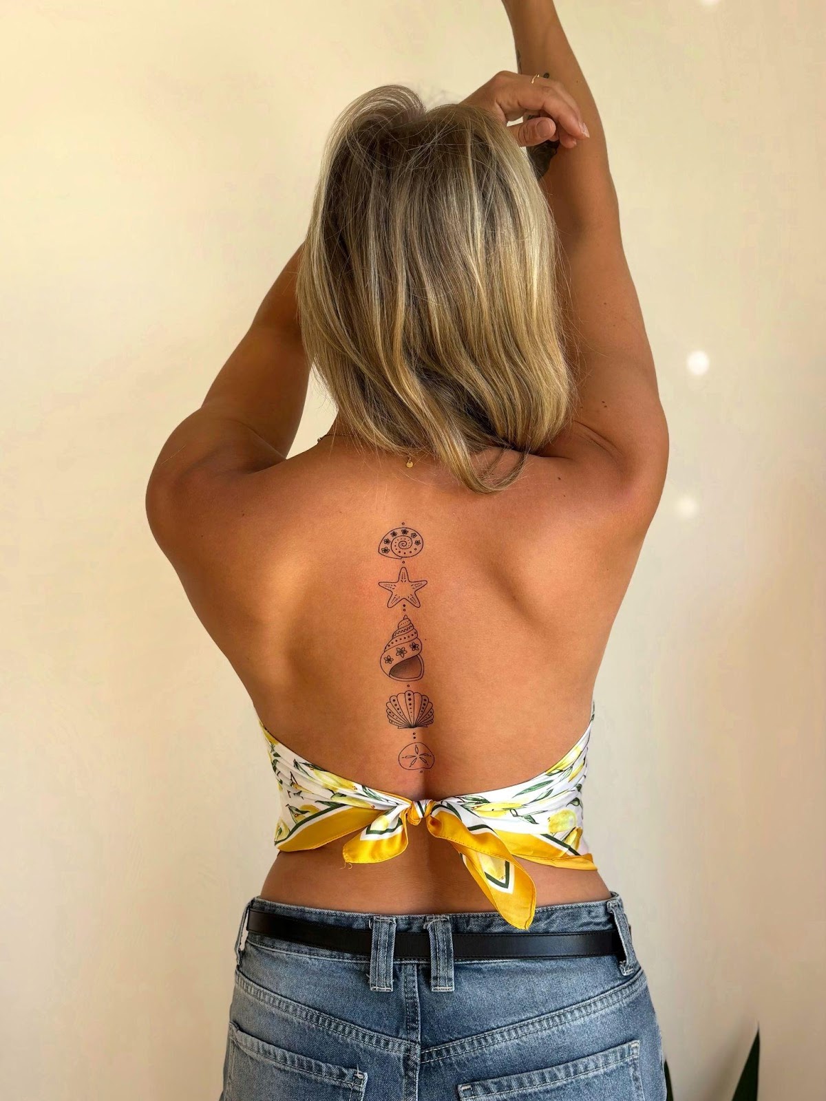 Une image contenant personne, épaule, habits, tatouage Description générée automatiquement
