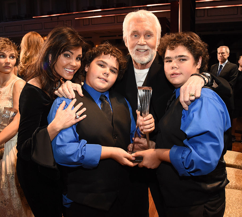 Wanda Miller et Kenny Rogers avec leurs fils jumeaux Justin et Jordan en 2015.