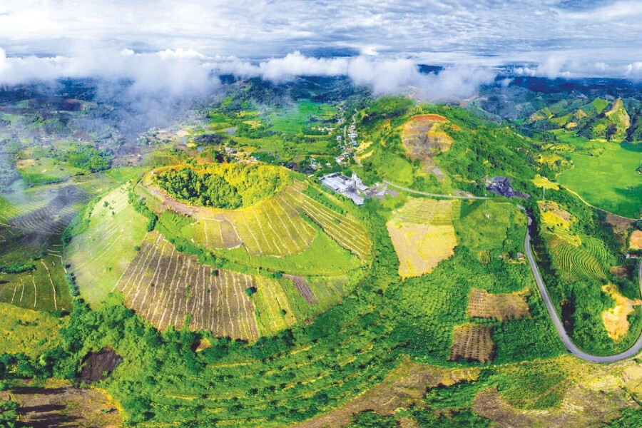 Nam Kar is one of the young volcanoes, formed by a combination of effusive and explosive eruptions. Source: Tap chi doanh nghiep va hoi nhap 