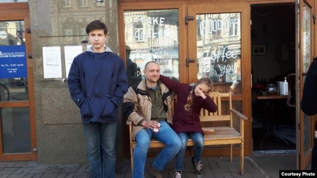 Іван з татком та сестрою. Фото з особистого архіву родини