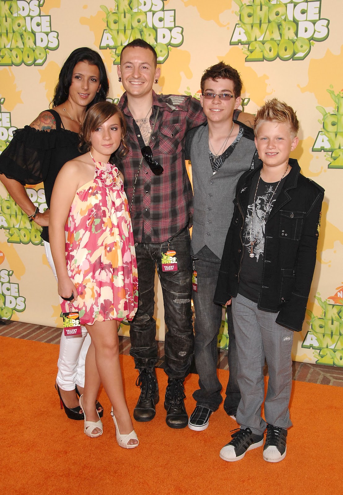 Chester Bennington, wife and kids arrive at Nickelodeon's 2009 Kids' Choice Awards on March 28, 2009 | Source: Getty Images