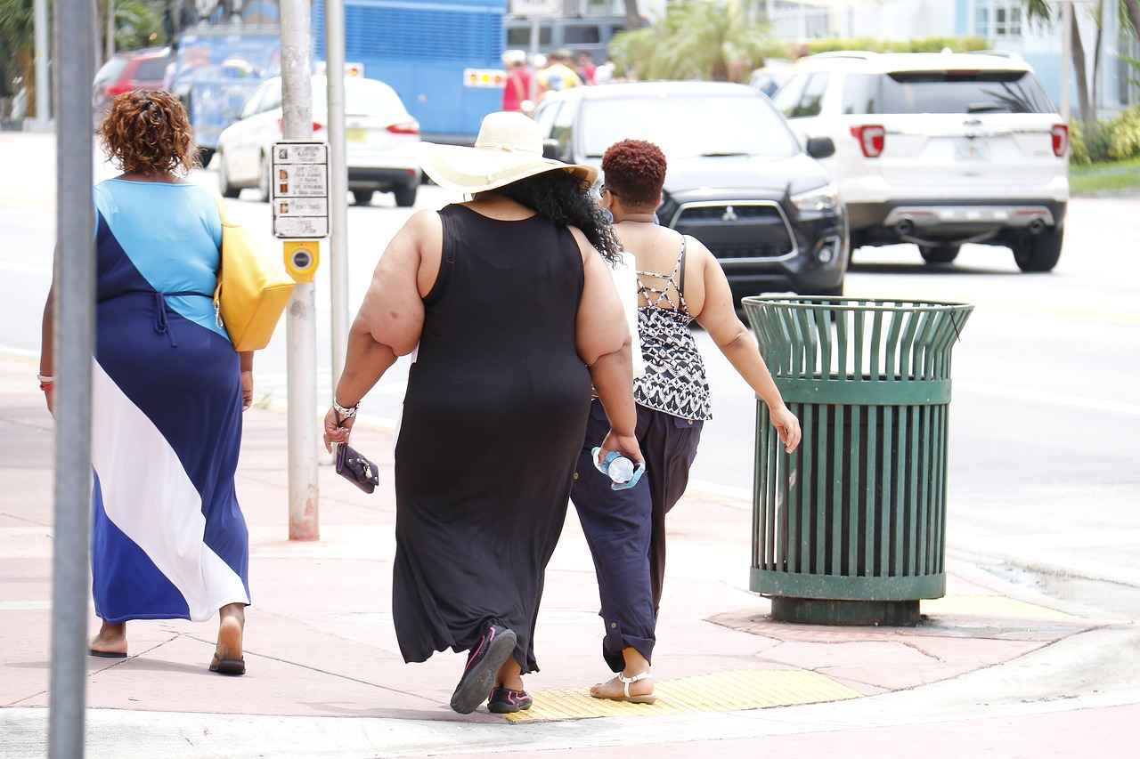 Tre donne obese che camminano per strada