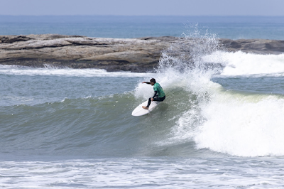 Daniel Templar fez o maior somatório do sábado na Praia de Itaúna (Foto: WSL / Daniel Smorigo)