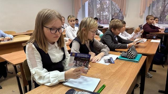 Изображение выглядит как одежда, человек, в помещении, Обучение

Автоматически созданное описание