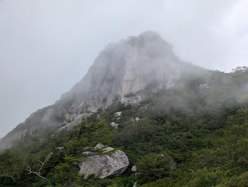 煙が出ている山

自動的に生成された説明