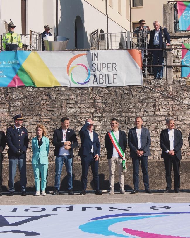 Immagine che contiene edificio, vestiti, aria aperta, persona

Il contenuto generato dall'IA potrebbe non essere corretto.