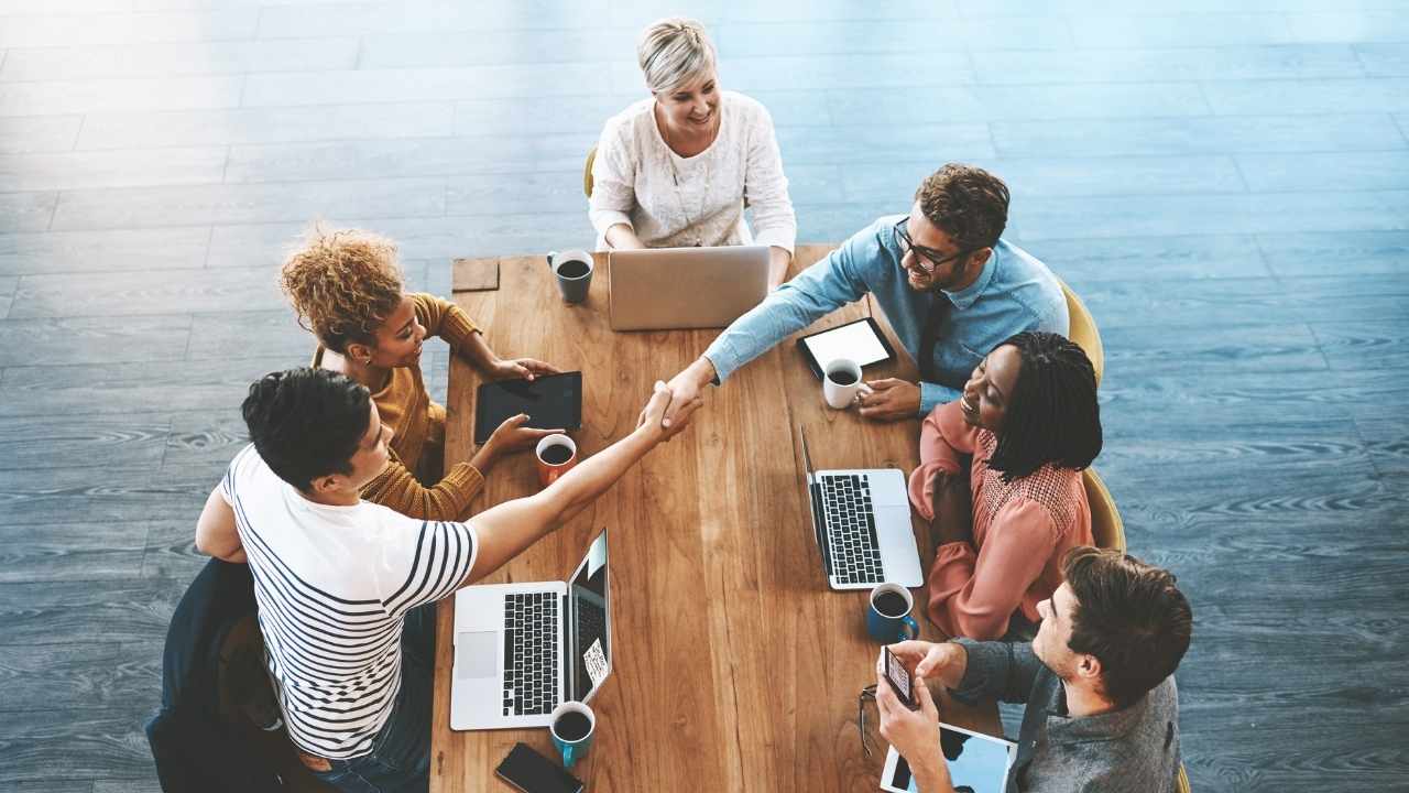 equipe diversa conectada em uma reunião.