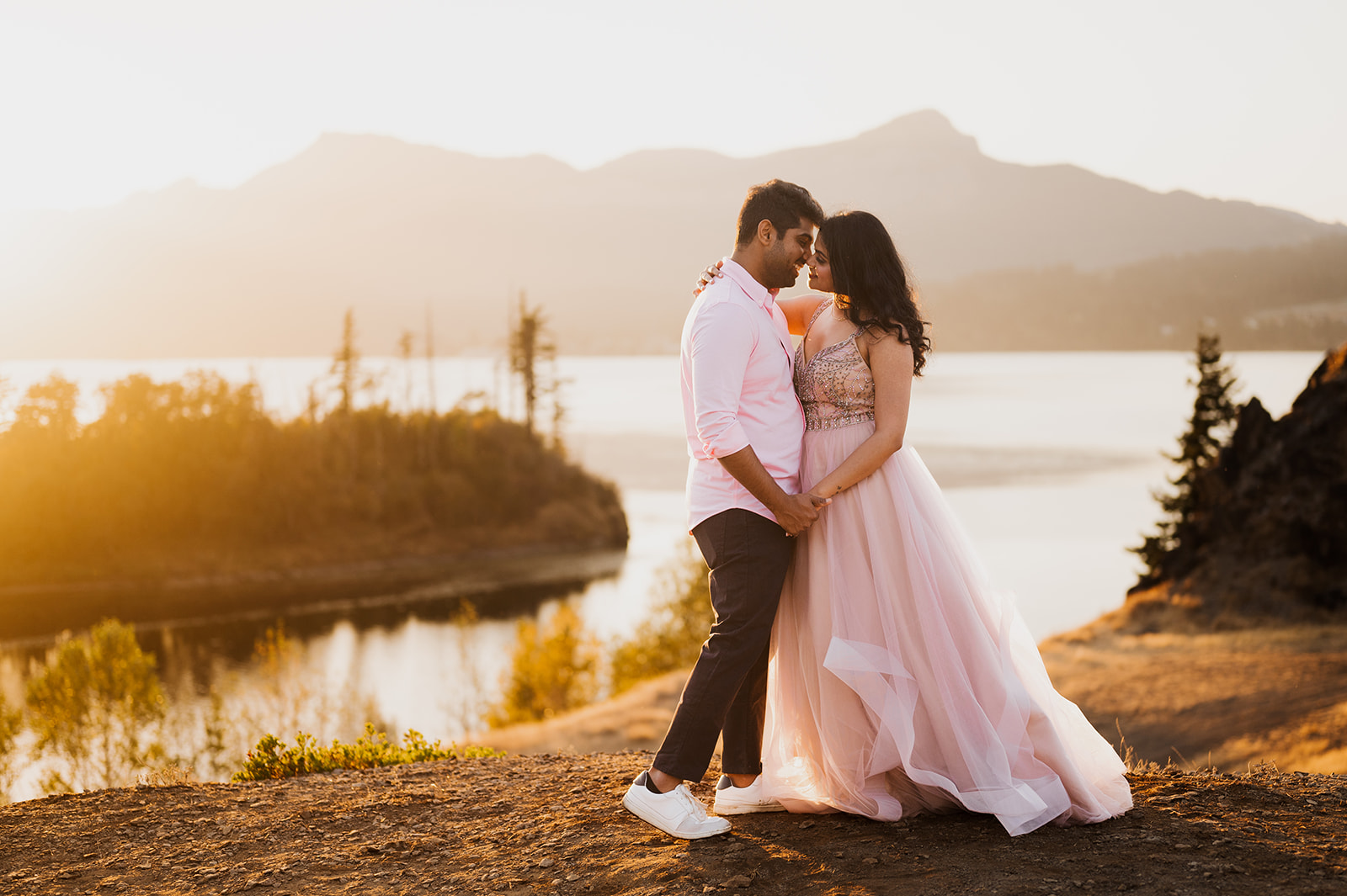 Columbia River Gorge elopement couple 