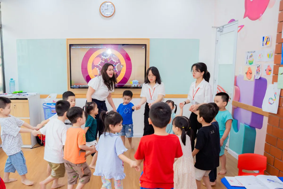 Thiết kế phòng học sinh động, màu sắc tươi sáng, tạo hứng thú học tập cho trẻ
