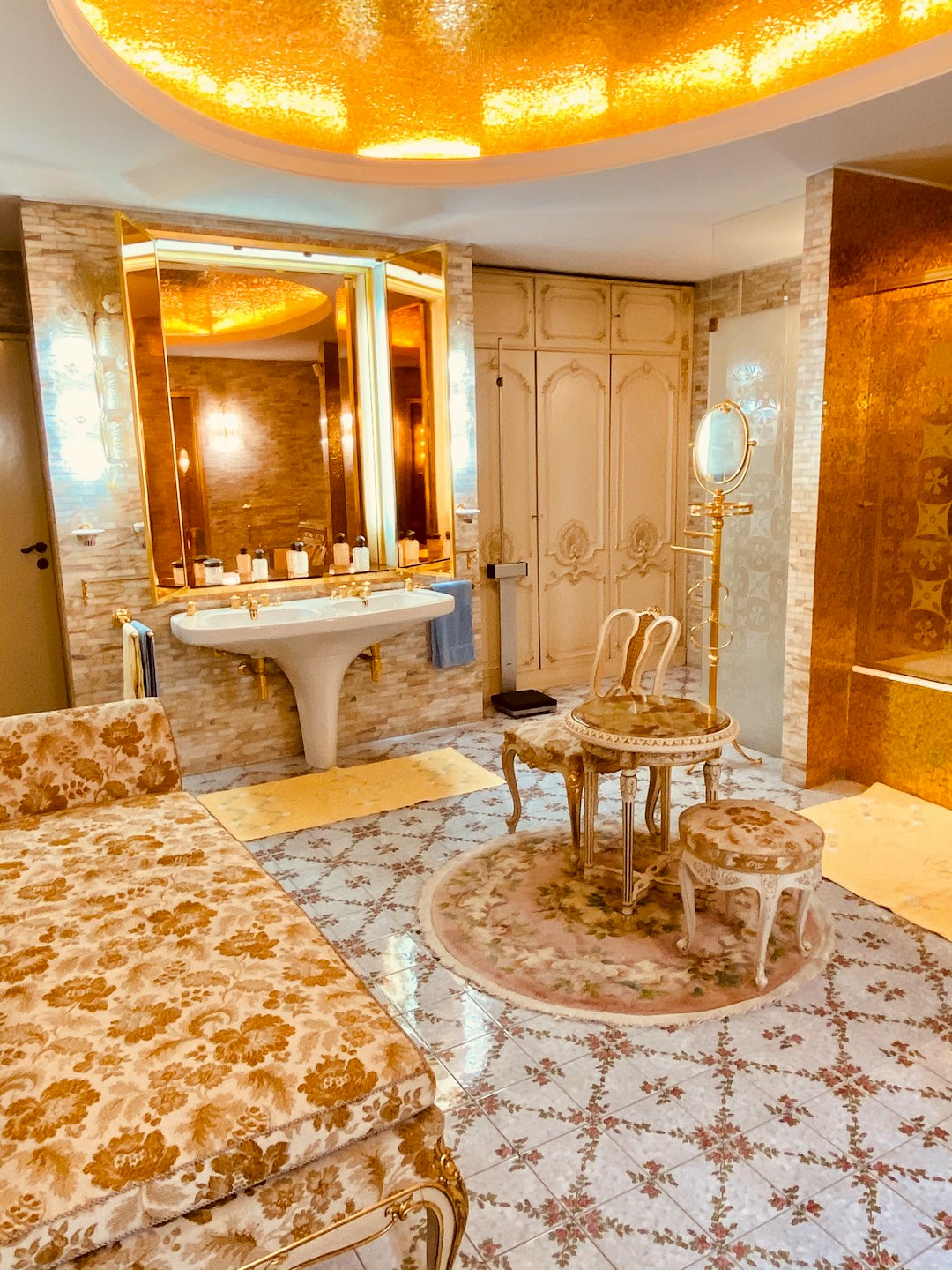 Luxury salon suite
