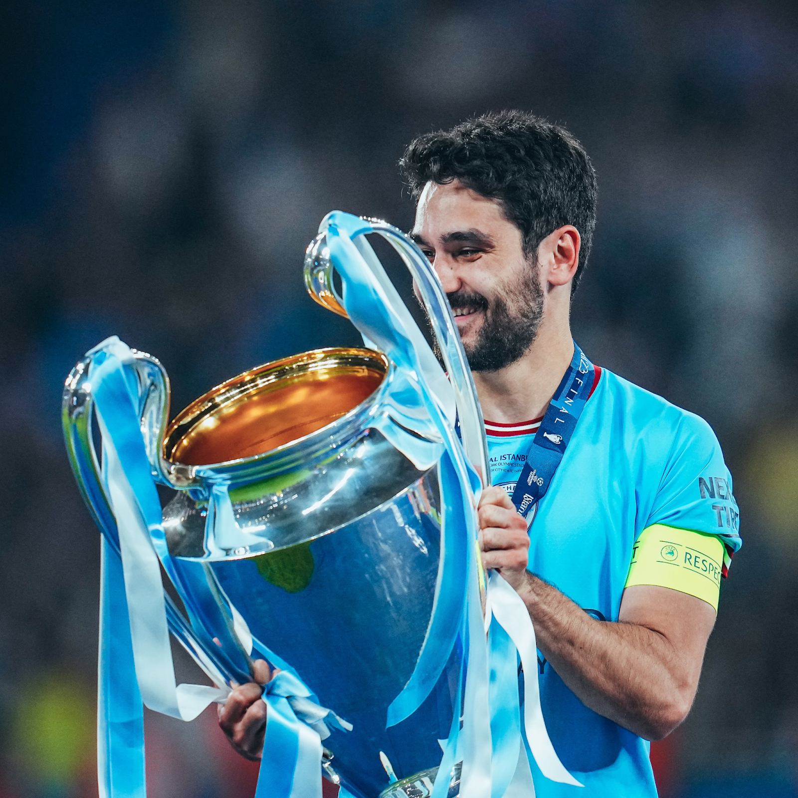 İlkay Gündoğan segura a taça de campeão pelo clube