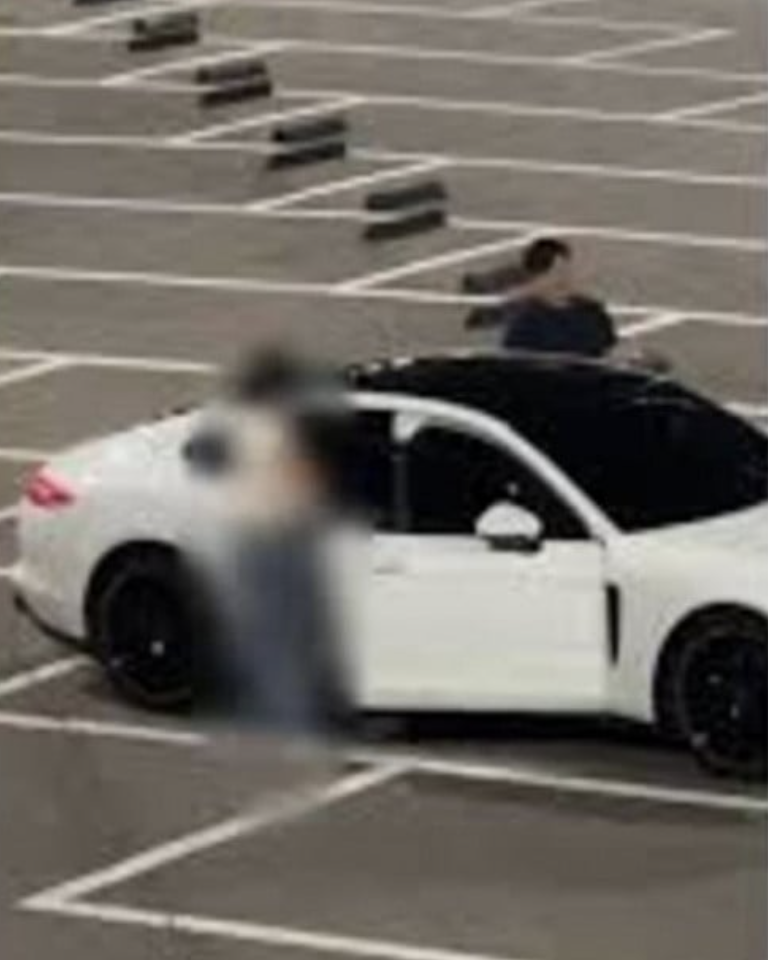 A picture of JDB Entertainent CEO Lee Kang Hee's alleged affair with female idol