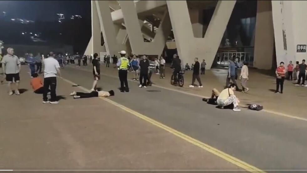 广东珠海市香洲区体育中心11月11日晚间发生汽车无差别撞人事件，社群影片可见多人受伤倒地。