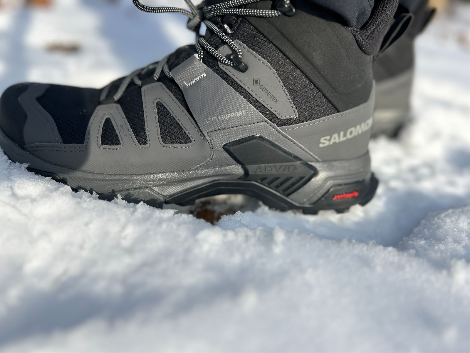 Lateral View Of The Salomon X Ultra 4 Mid GTX showcasing the active support wings and advanced chassis