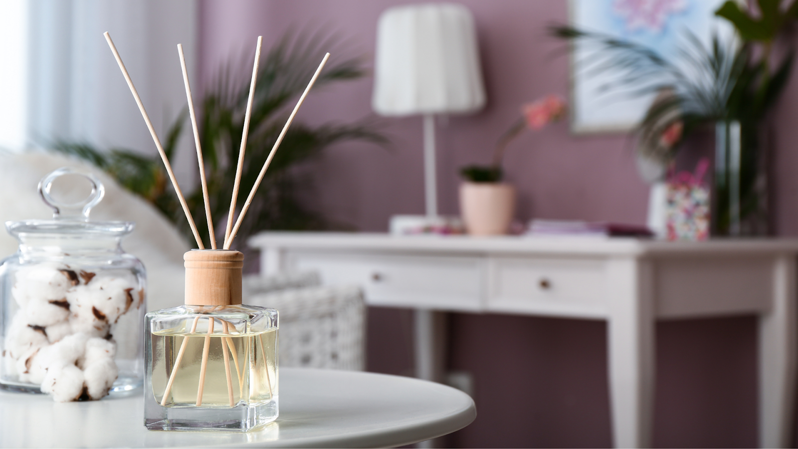 Reed diffuser diletakkan di atas meja/Sumber: Canva