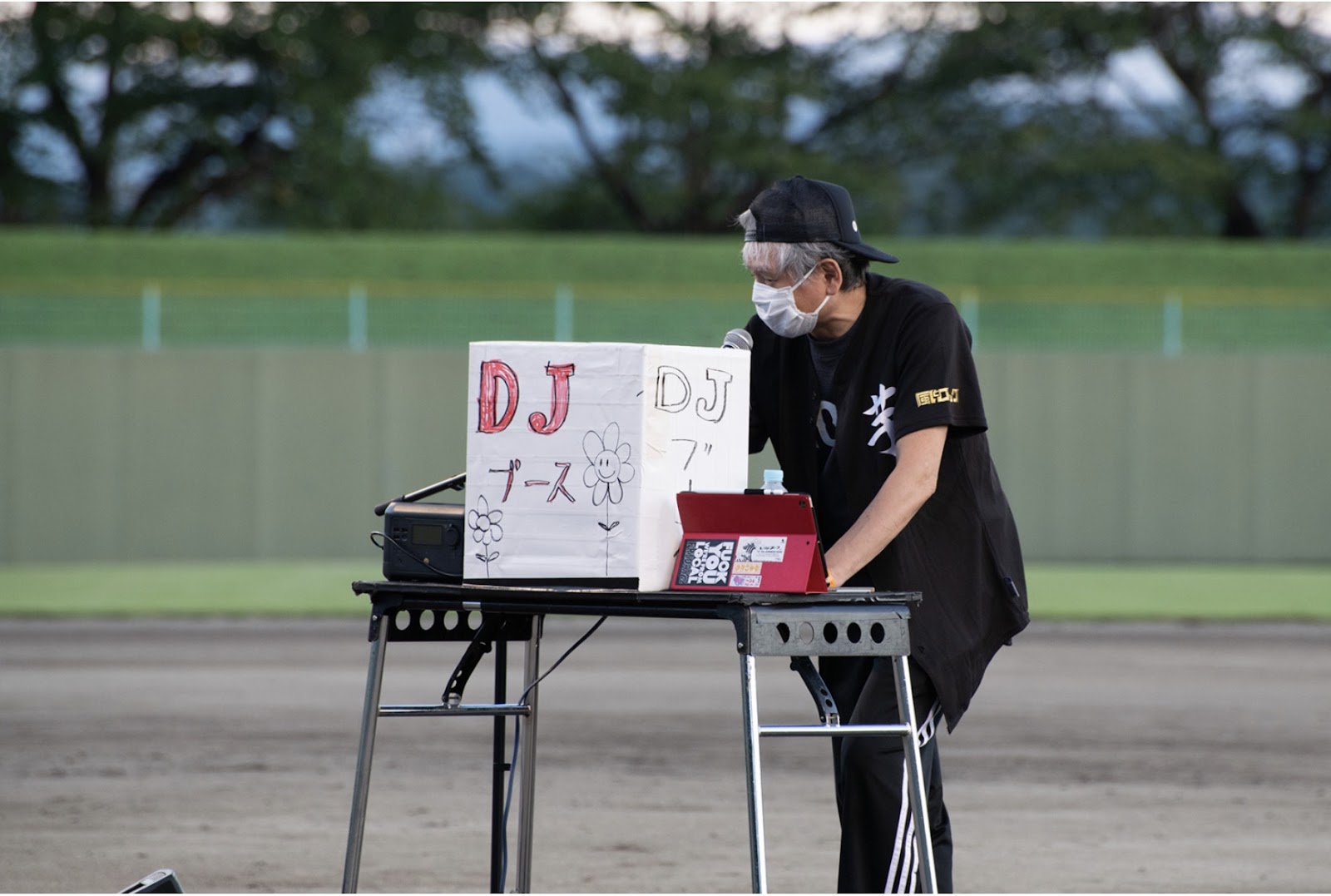 DJをする奈良美智