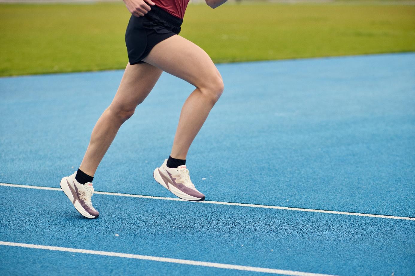 Ein Bild, das Schuhwerk, Person, Leichtathletik, Sport enthält.

KI-generierte Inhalte können fehlerhaft sein.