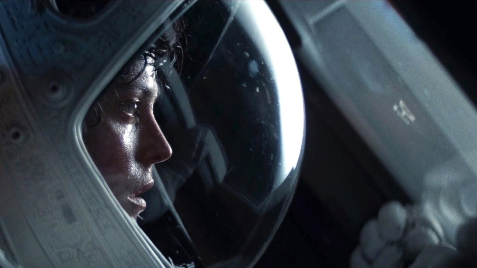 La teniente Ridley Scott observa a través de su casco el infinito espacio exterior.