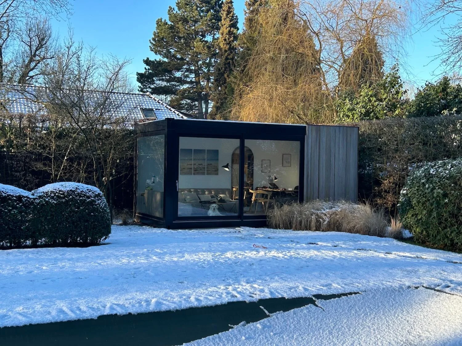 Timeoutbox in de tuin in de sneeuw