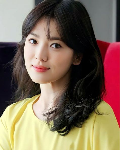 This contains an image of Song Hye Kyo