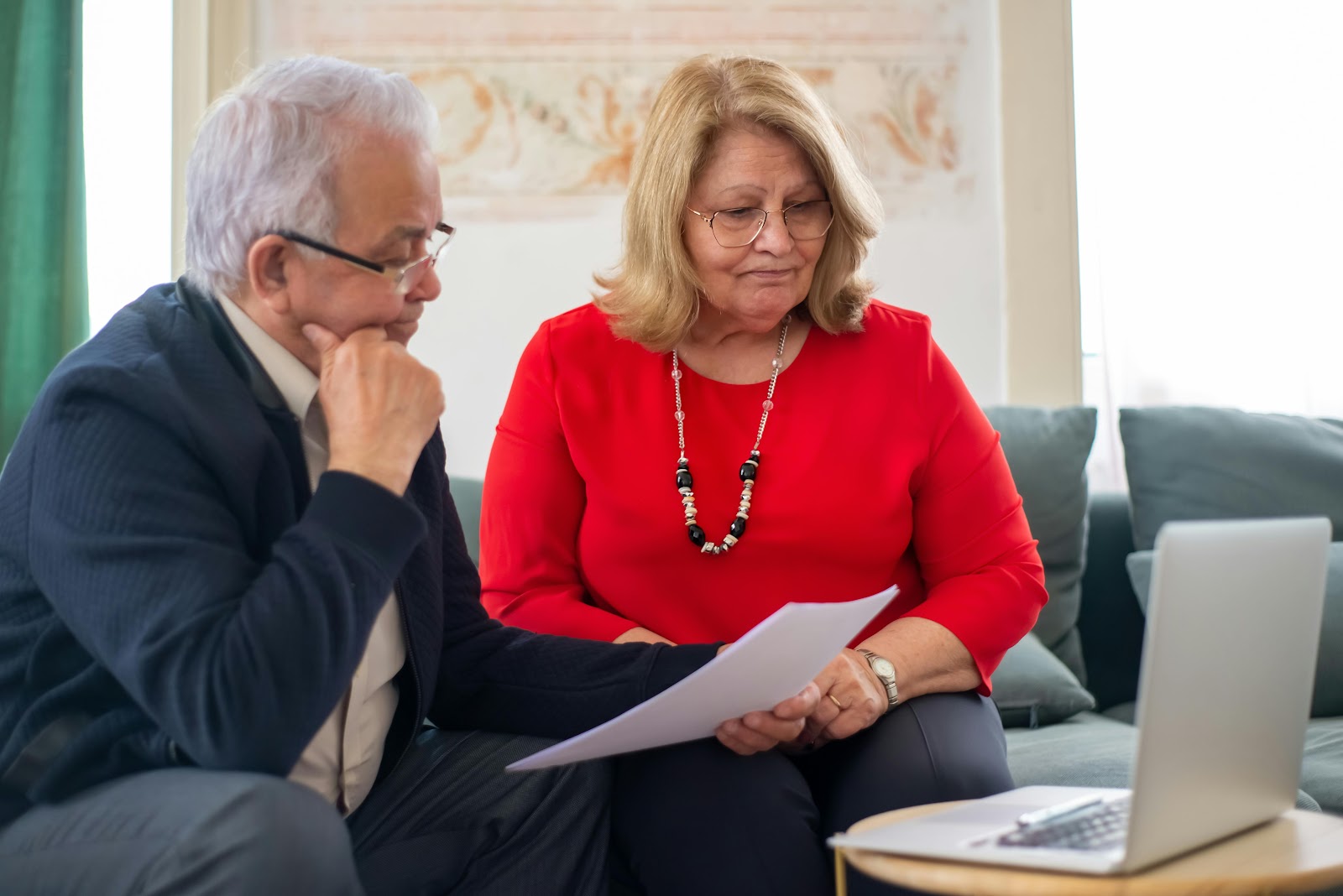 A mature couple talking | Source: Pexels