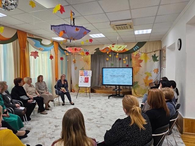 Изображение выглядит как одежда, в помещении, человек, стена

Автоматически созданное описание
