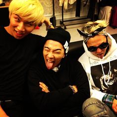 G-Dragon, Taeyang, and Daesung take a pair of photo together