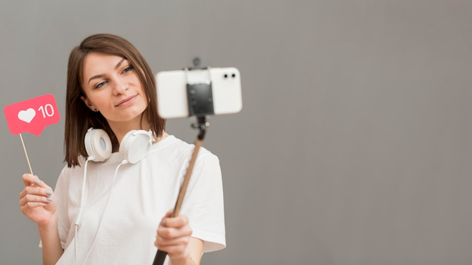 https://www.freepik.com/free-photo/beautiful-woman-recording-video-with-copy-space_8919006.htm#fromView=search&page=1&position=19&uuid=9961ec86-5aea-45d4-9501-5eef1c64df9f&query=tiktok+followers 