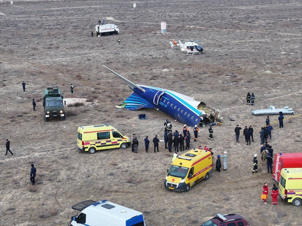 Avio fabricado pela Embraer cai no Cazaquisto  Foto: Azamat Sarsenbayev/Reuters