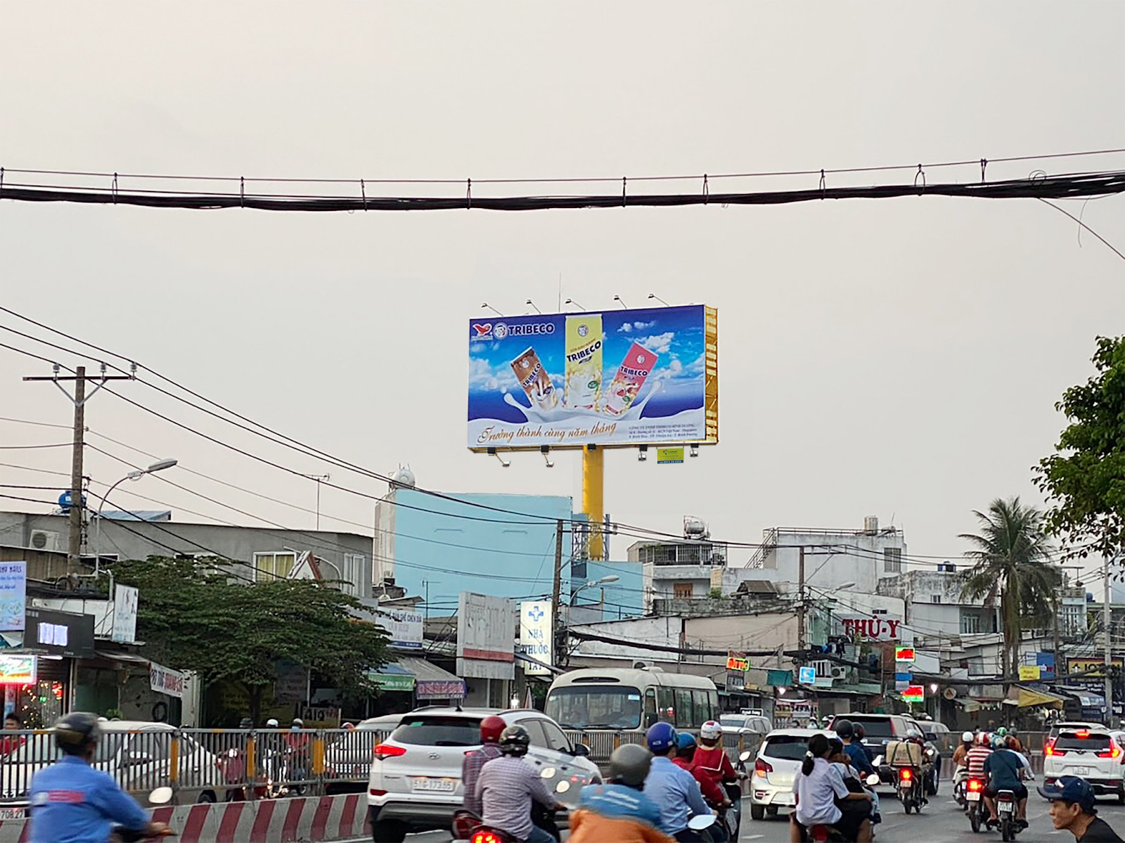 Billboard tại cầu Ông Dầu, Quận 9