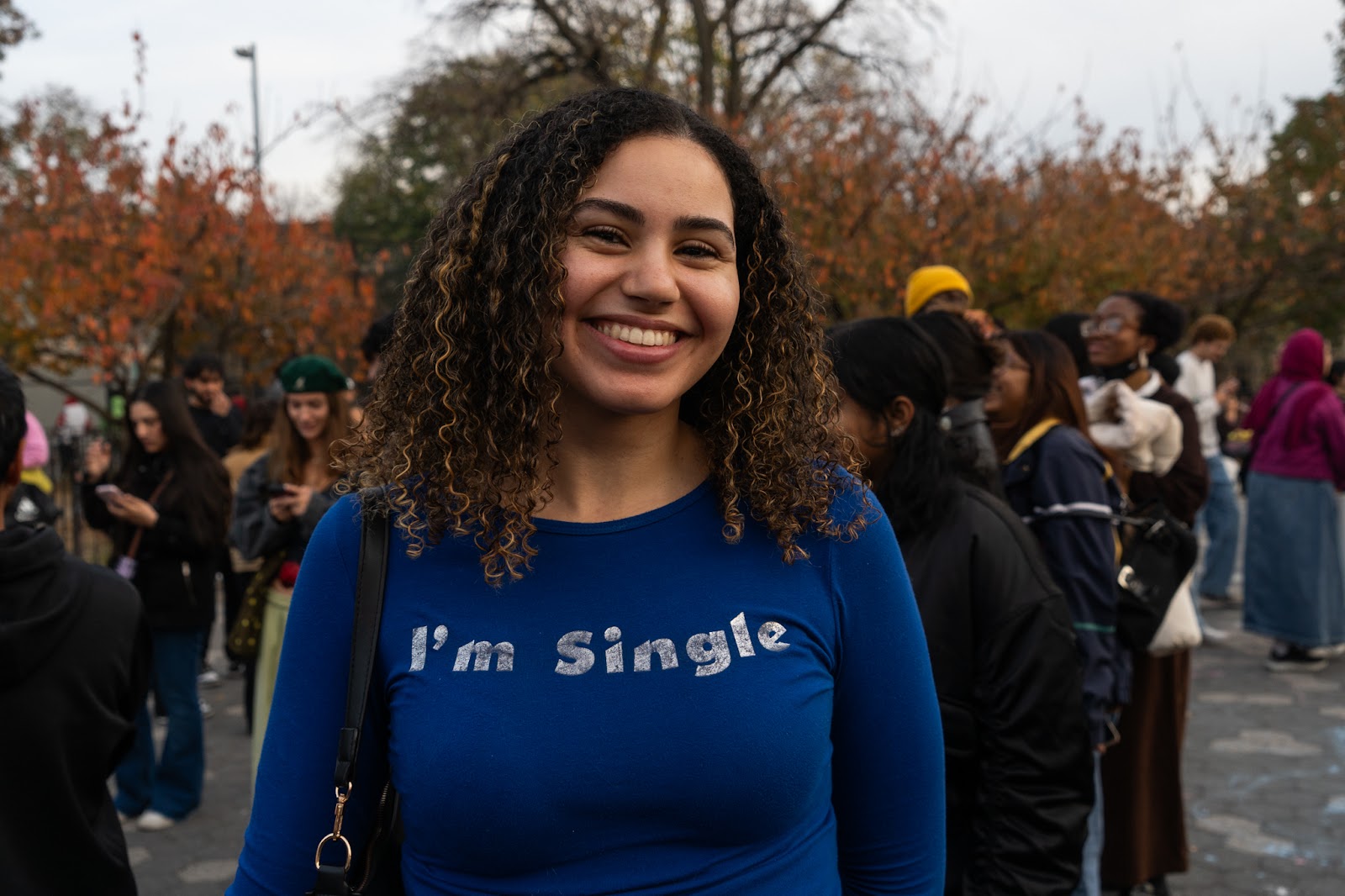 An image of a crowd member from the Zayn Malik look-alike contest wearing a shirt that states “I’m Single."