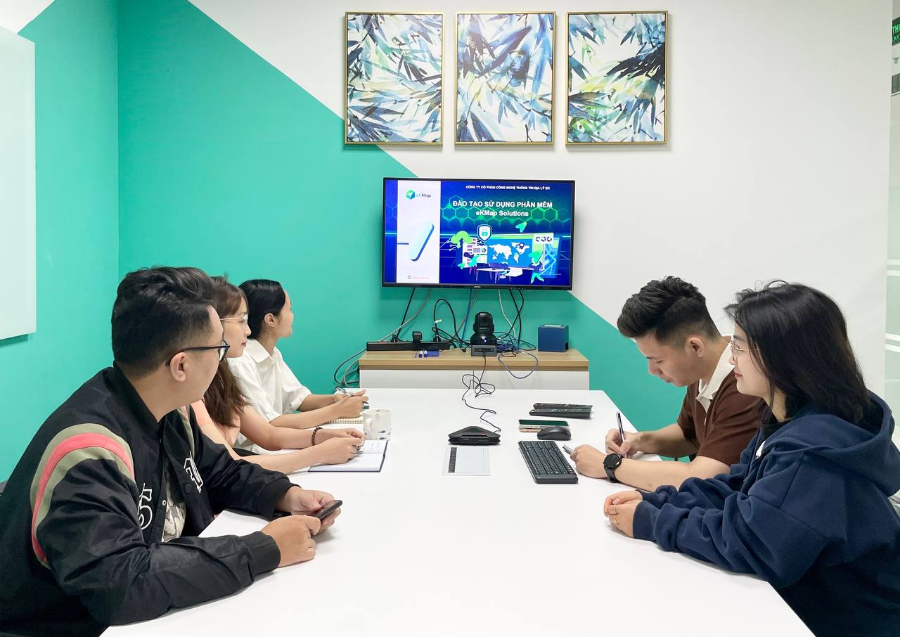 Đào tạo HDSD eKMap Solutions cho Chi nhánh Cấp nước Sầm Sơn 

(ảnh: eKMap)