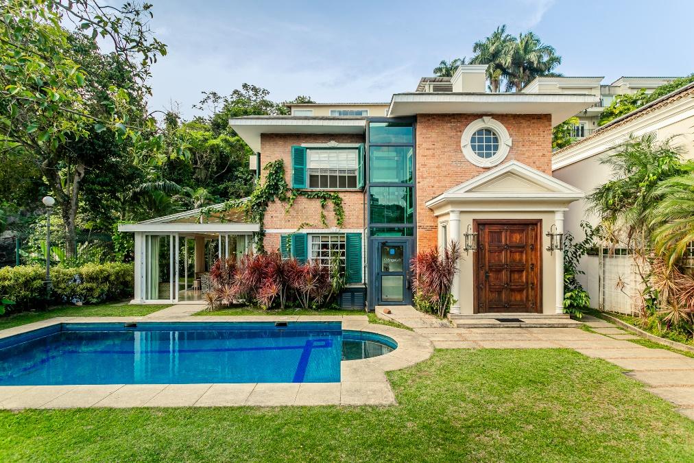 Casa atemporal com jardim de 360 graus e integração com a natureza e piscina na área externa 