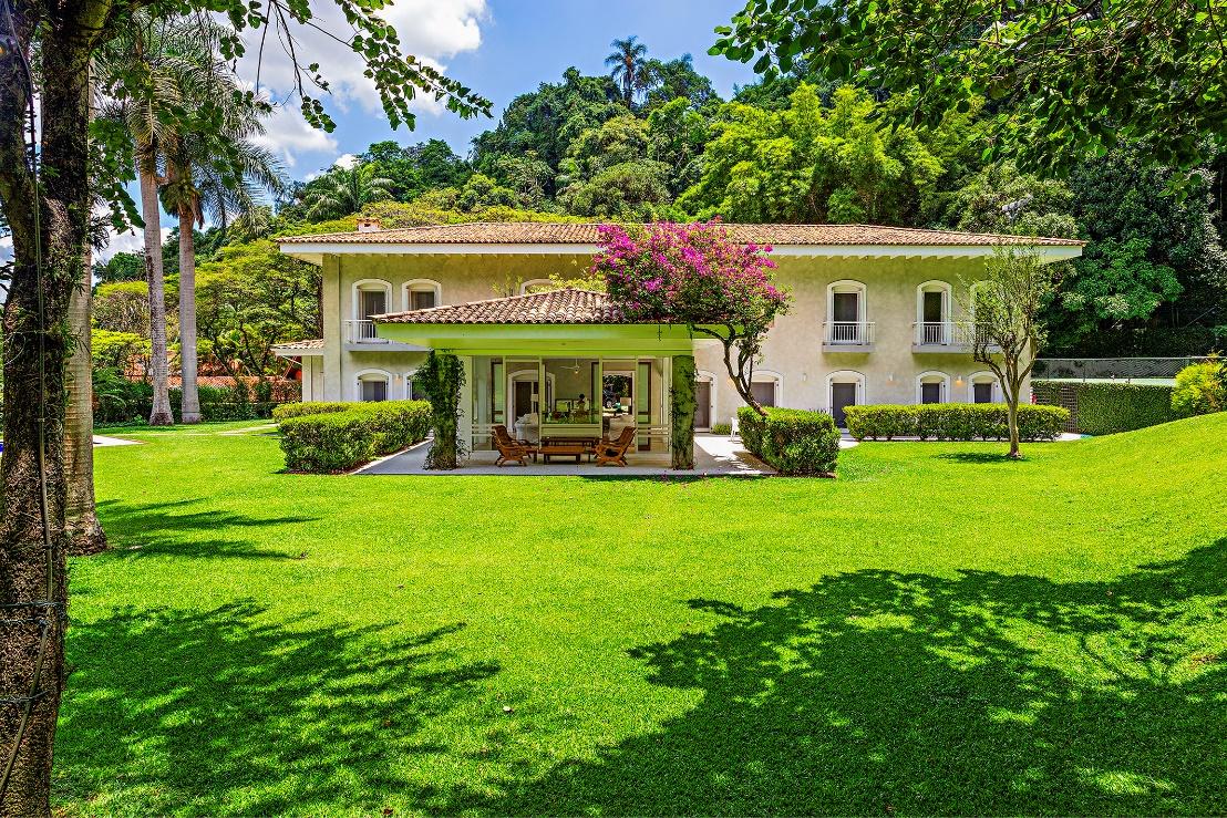 Casa ampla com espaço verde, área gourmet aconchegante