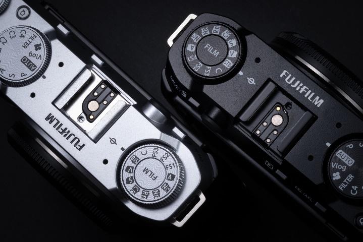 Close-up of a camera with a dial

Description automatically generated