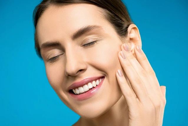 woman in tooth pain