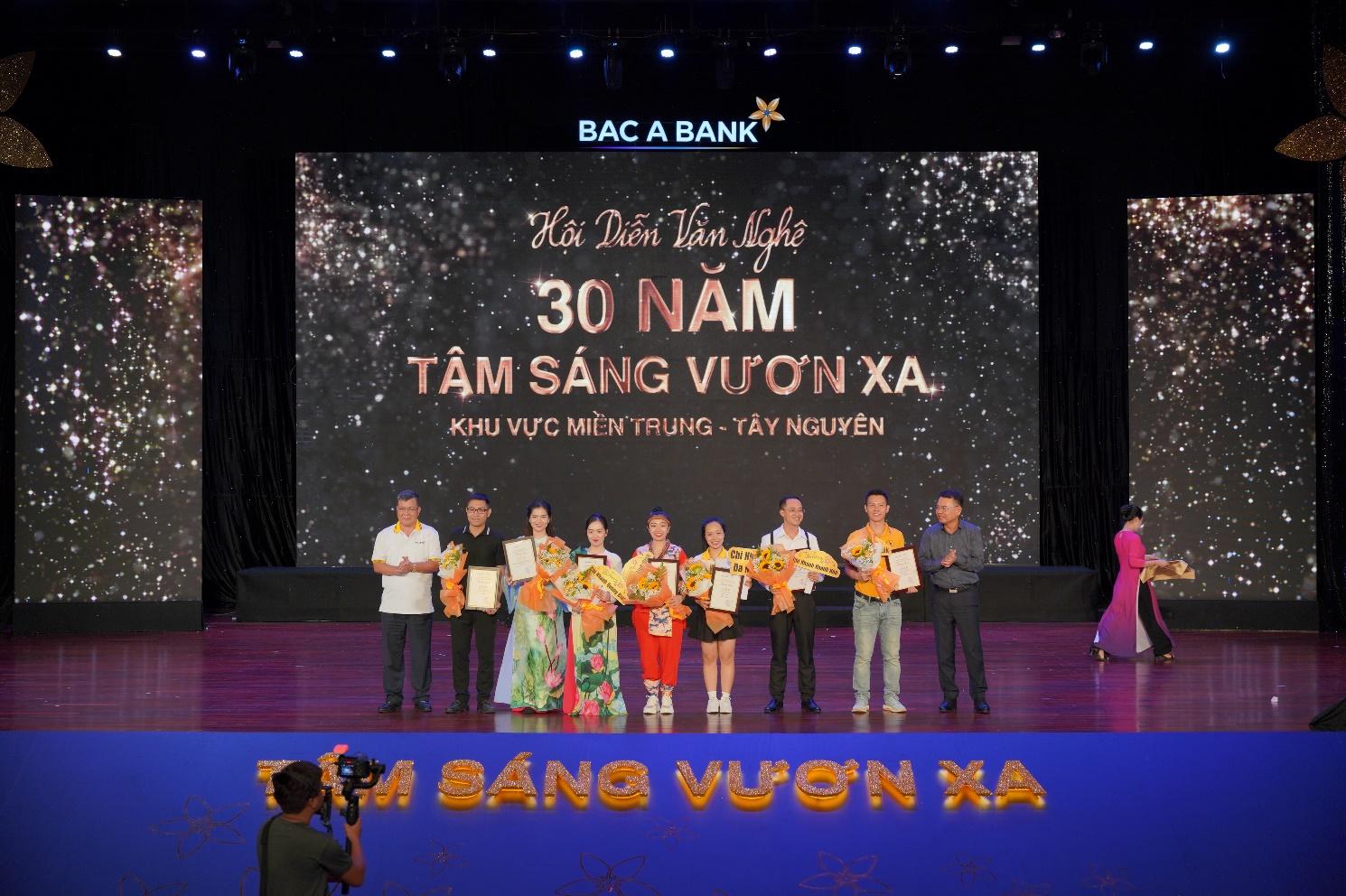 https://www.baca-bank.vn/PublishingImages/Tin%20t%E1%BB%A9c/%E1%BA%A2nh%20n%E1%BB%99i%20dung/Trao%20giai%20B.JPG