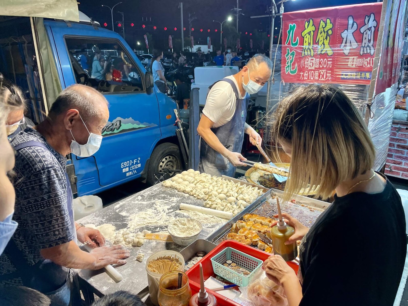 梧棲中港夜市必吃美食-九記煎餃，自已加辣