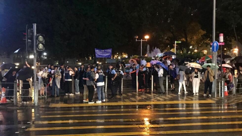 2025年6月4日,香港,在維園入口一帶,軍裝和便衣警員的人數比在場採訪的記者還要多。