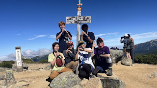 屋外, 男, 建物, 草 が含まれている画像

自動的に生成された説明