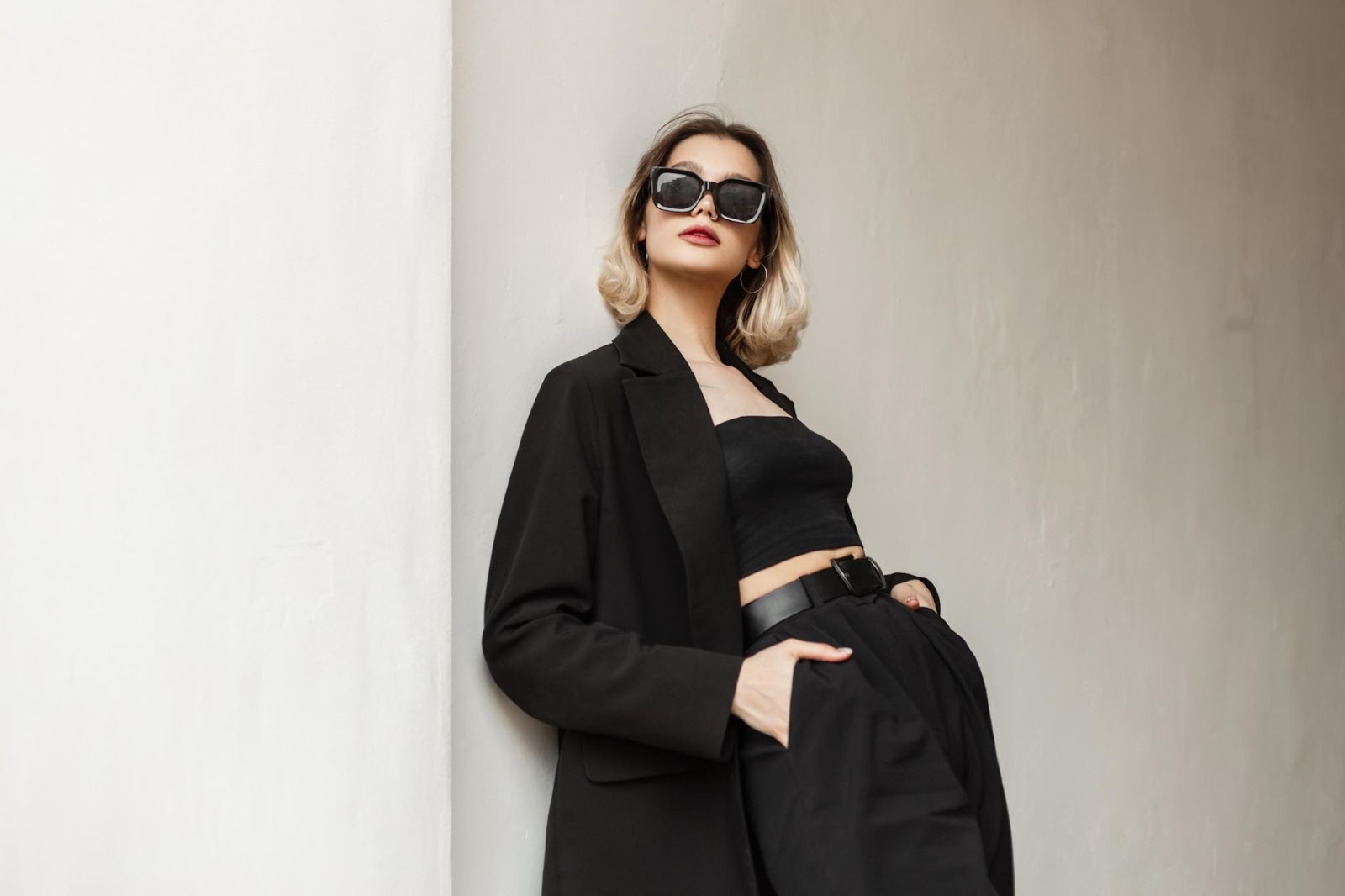 1. Ținute elegante cu pantaloni - femeie, pantaloni negri, sacou negru