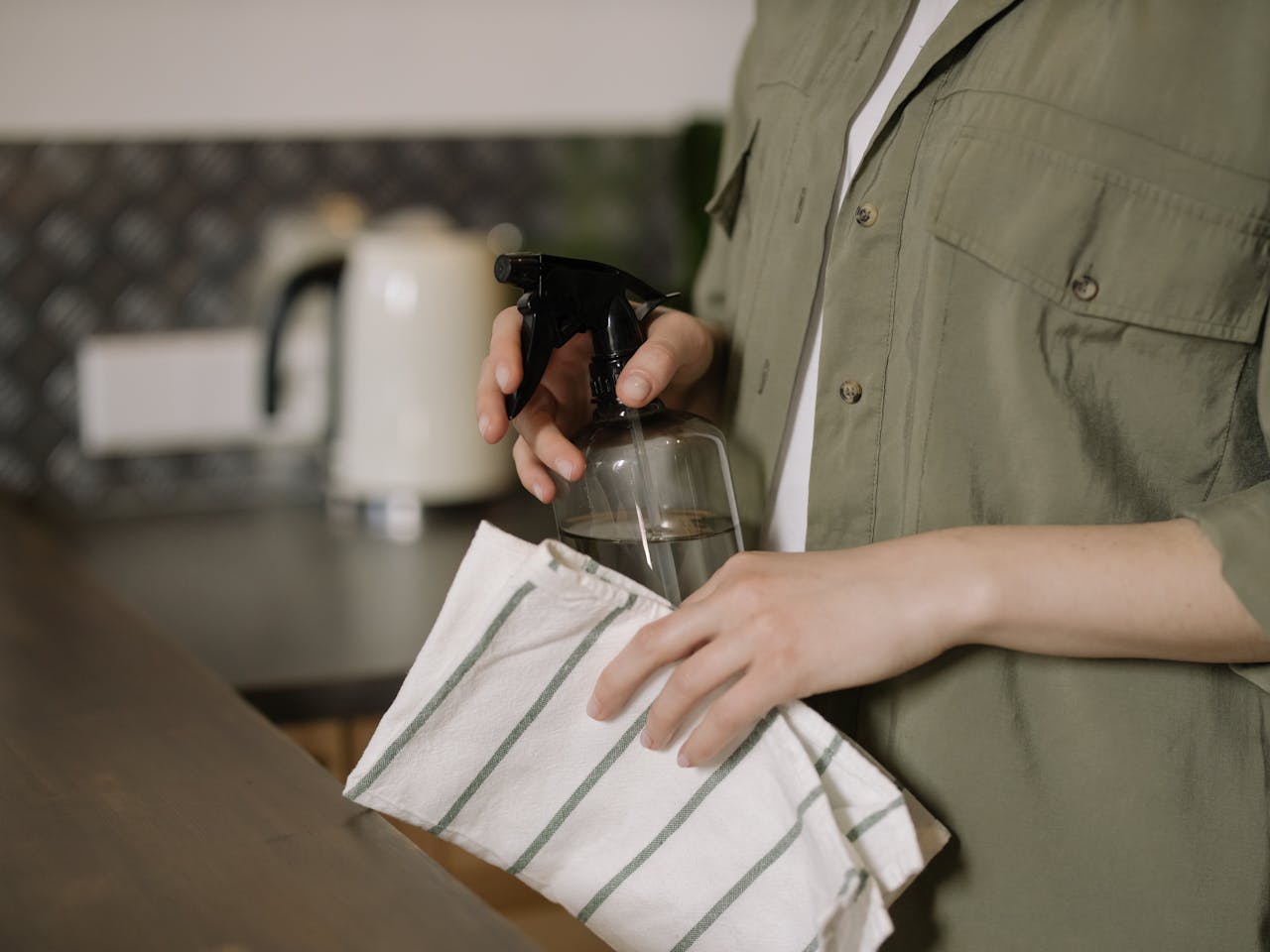 Spray nettoyant sur le comptoir, essentiel pour nettoyer après attraper un raton laveur