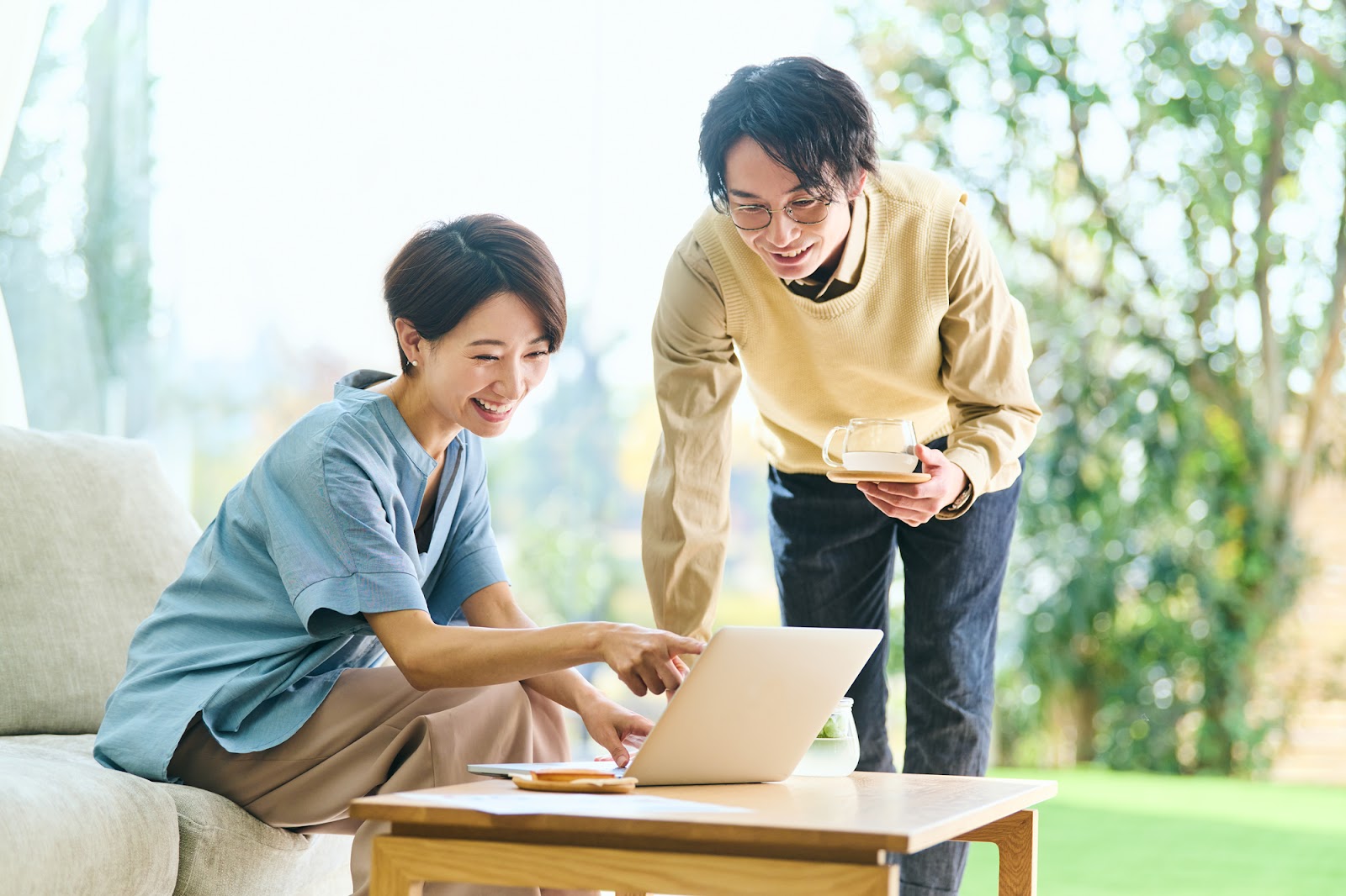 家づくりの費用について夫婦でオンライン相談する様子