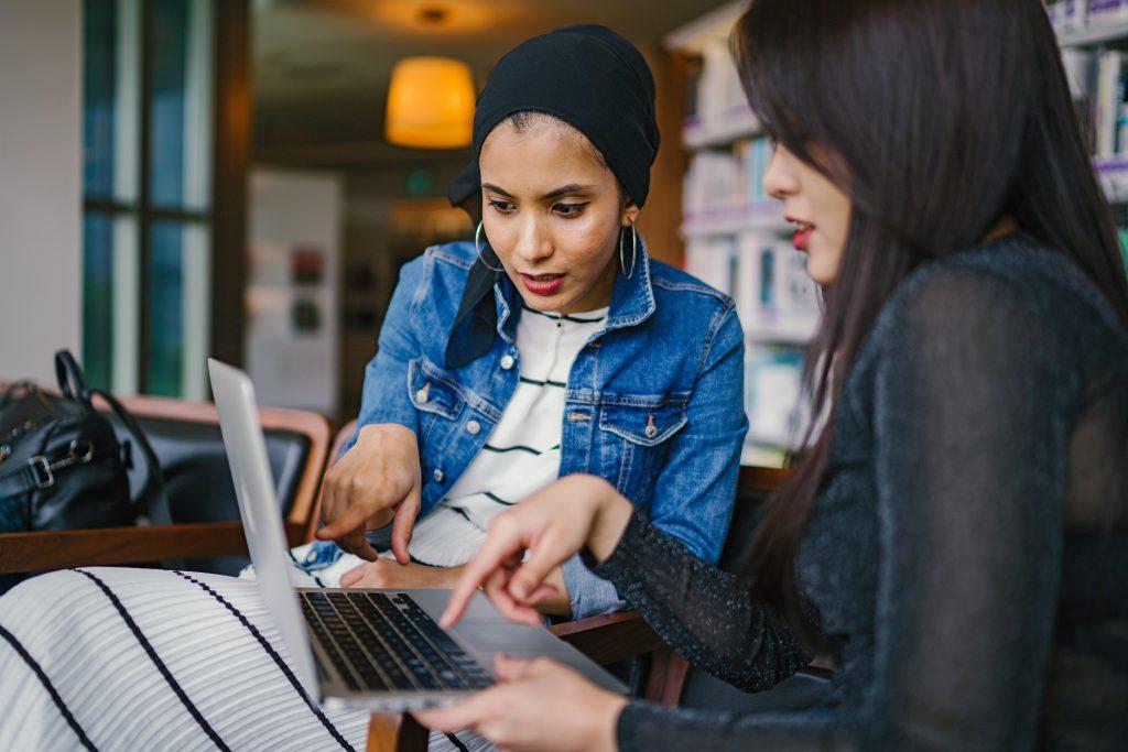 https://blog.beautsi.com/ua/wp-content/uploads/2019/08/business-women-collaborate-collaboration-1569076-1024x683.jpg