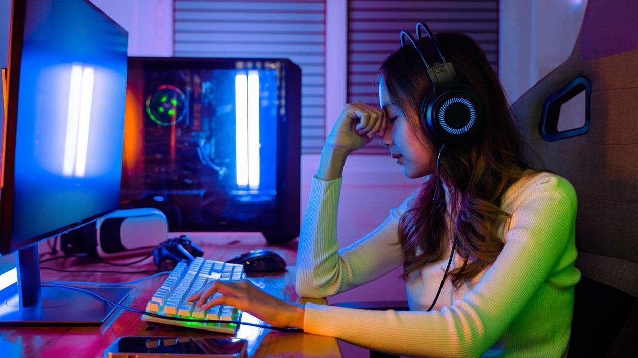 A streamer’s dual-PC setup with braided Cat6 cables on the back
