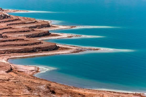 Nature’s Layers in 12 Dramatic Landscape Photos, layered nature, mountain scenes, nature, forest, landscape, natural contrast, depth in photos