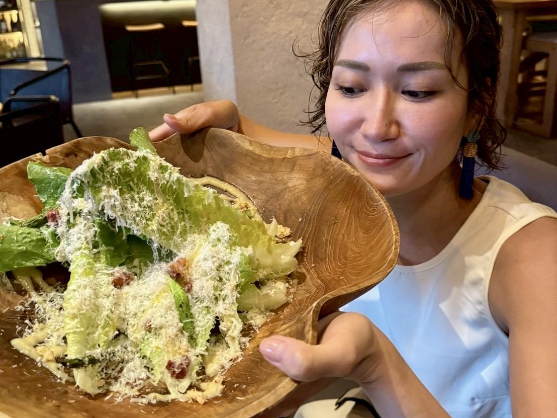 サンドイッチを切る女性

自動的に生成された説明