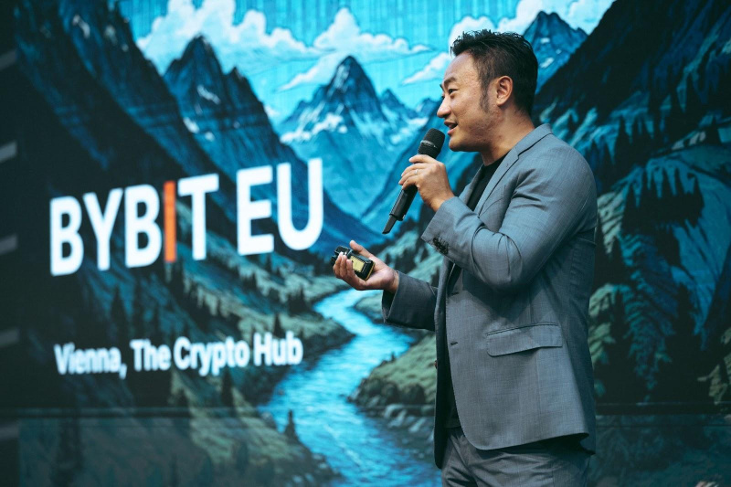 Ben Zhou, CEO et co-fondateur de Bybit, sur scène lors de l'événement officiel de lancement européen à Vienne. Crédit photo : Lisa Leutner